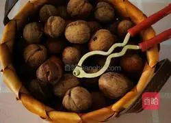 Illustration of how to make fried walnuts with celery 1