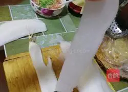 Illustration of how to make crystal meat rolls 1