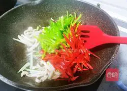 Illustration of how to make Green Pepper and Shredded Pork Tamagoyaki Bento 4