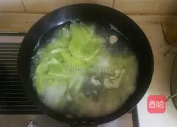 Illustration of how to stir-fry shredded pork with lettuce and green pepper 3