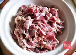 Illustration of how to make dry pot chicken gizzards 1