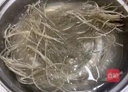 Illustration of how to make braised vermicelli with cabbage and pork 2