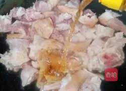 Illustration of how to stew pig's feet with lotus root and peanuts 5