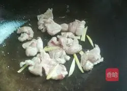 Illustration of how to make fried meat with yam and fungus 10