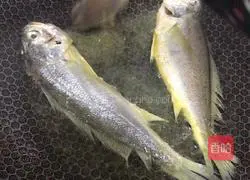 Illustration of how to make fried yellow croaker with pickled vegetables 3