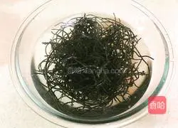 Sichuan - Illustration of how to stir-fry bacon with walnut flowers 4