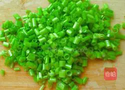 Illustration of how to make spicy stir-fried water spinach stems 3