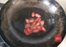 Illustration of how to make fried sausage with potato slices 6