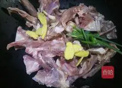 Illustration of how to make spicy duck clavicle 2