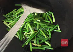 Illustration of how to stir-fry fungus with garlic moss 4