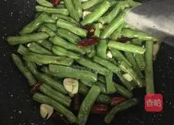 Illustration of how to stir-fry green beans with bacon 5