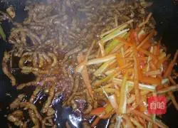 Illustration of how to make shredded pork with garlic sprouts 13