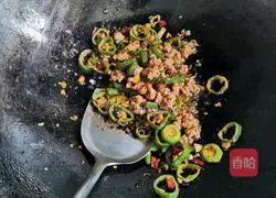 Illustration of how to stir-fry minced meat with water spinach stalks 5