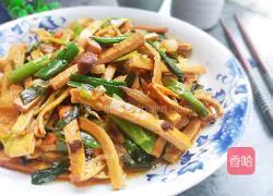 Illustration of how to stir-fry garlic sprouts and dry them 15