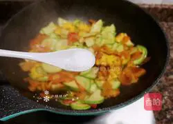 Illustration of how to make fried zucchini with tomatoes 12