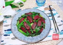 Illustration of how to stir-fry sausages with black beans and garlic sprouts 13