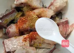 Illustration of how to make spicy fish cubes 6