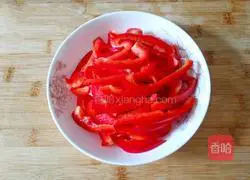 Illustration of how to make sweet pepper shredded pork 3