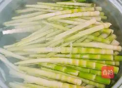 Illustration of how to make spring bamboo shoots and scrambled eggs 2