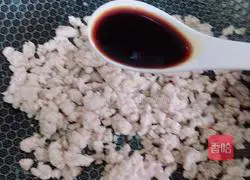 Illustration of how to stir-fry minced pork with garlic moss 3