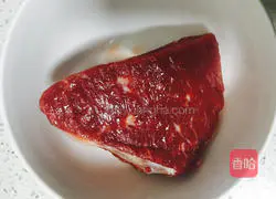 Illustration of how to make fried beef with onions 2