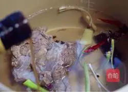 Illustration of how to make curry beef vermicelli 4