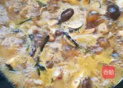 Illustration of how to make mushroom stewed chicken nuggets 5