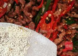 Illustration of how to make fried beef with chili pepper 12