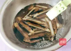 Illustration of how to make scrambled eggs with razor clams 2