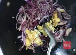 Illustration of how to make fried onions and eggs 7