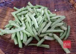 Illustration of how to make stir-fried minced pork and green beans 1