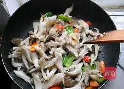 Illustration of how to make scrambled eggs with mushrooms 10