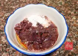 Illustration of how to stir-fry pork liver with garlic sprouts 5