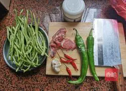 Illustration of how to stir-fry minced meat with water spinach stalks 1