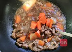 Illustration of how to make carrot stewed beef brisket 5