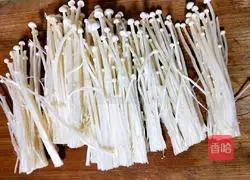 Illustration of how to make fried leeks with enoki mushrooms 3