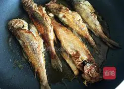 Illustration of how to make fried yellow croaker 10