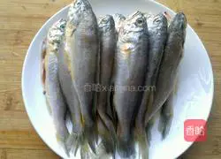 Illustration of how to make fried small yellow croaker 1