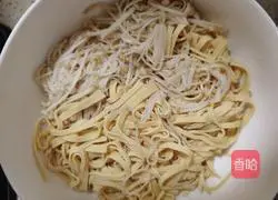 Illustration of how to make fat beef in sour soup 2