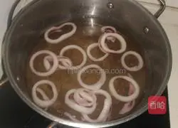 Illustration of how to make fried squid with three shreds 2
