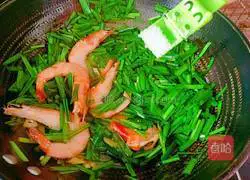 Illustration of how to stir-fry spring leeks and shrimps 13