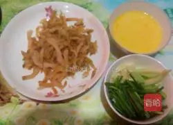 Illustration of how to make scrambled eggs with pickled mustard 1