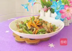 Illustration of how to make stir-fried meat with carrots and green peppers 18
