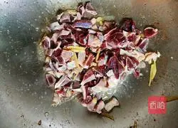 Illustration of how to stir-fry chicken kidneys with celery and water chestnuts 7