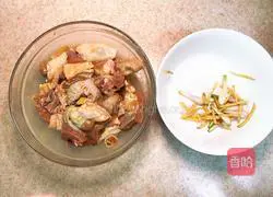 Illustration of how to make steamed chicken with golden needles and fungus 9