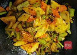 Illustration of how to make fried frog in dry pot 8