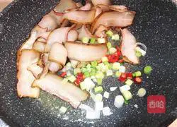 Illustration of how to steam bacon with walnut flowers 6