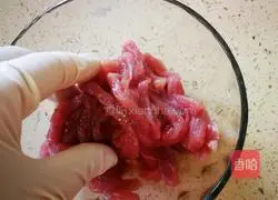 Illustration of how to stir-fry shredded pork with garlic moss 2