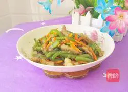 Illustration of Stir-fried Pork with Carrots and Green Peppers 16