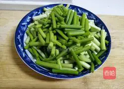 Illustration of how to stir-fry shredded pork with garlic moss 2